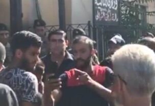 محتجون اقتحموا مبنى المالية في طرابلس