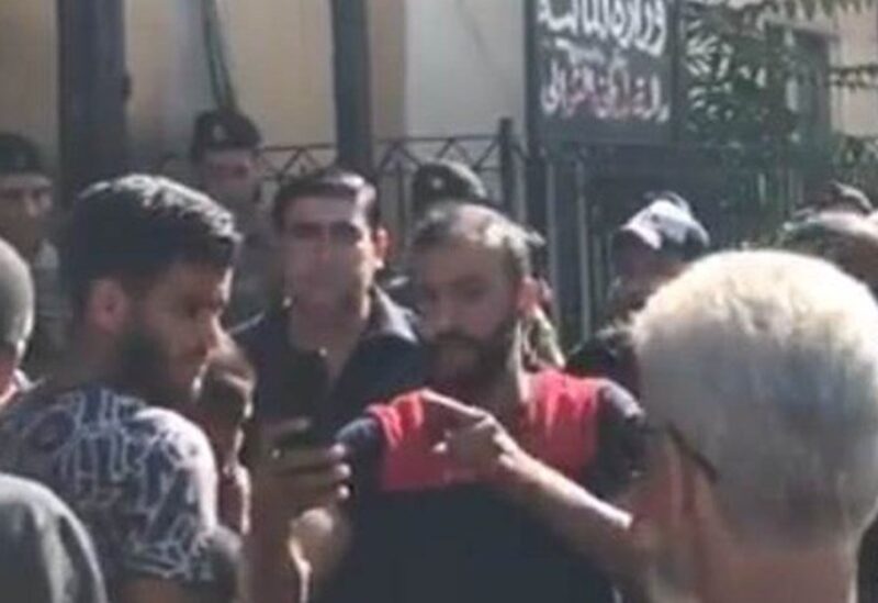 محتجون اقتحموا مبنى المالية في طرابلس