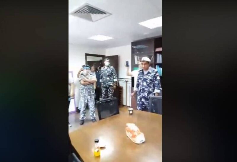 محتجون دخلوا الى مبنى الشؤون الاجتماعية مطالبين بمقابلة الوزير
