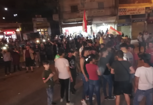 محتجون يقطعون الطريق في ساحة ناصر بعلبك