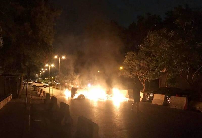 محتجّون يشعلون إطارات أمام سرايا جونيه
