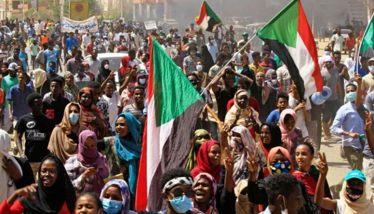 آلاف السودانيين يتظاهرون للمطالبة بتسريع الإصلاح