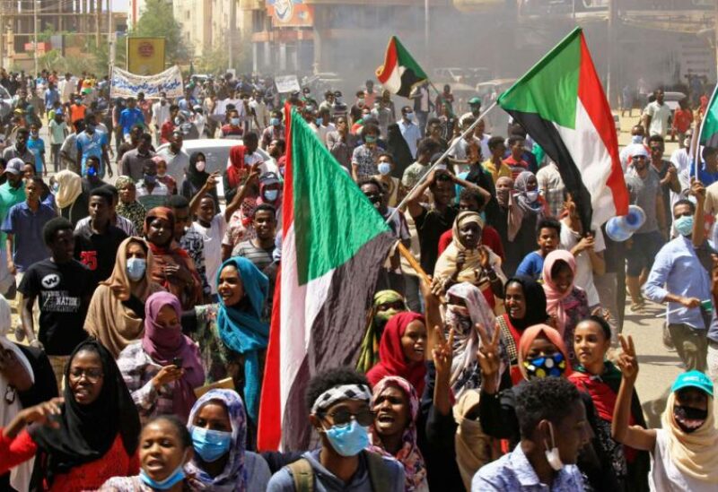 آلاف السودانيين يتظاهرون للمطالبة بتسريع الإصلاح