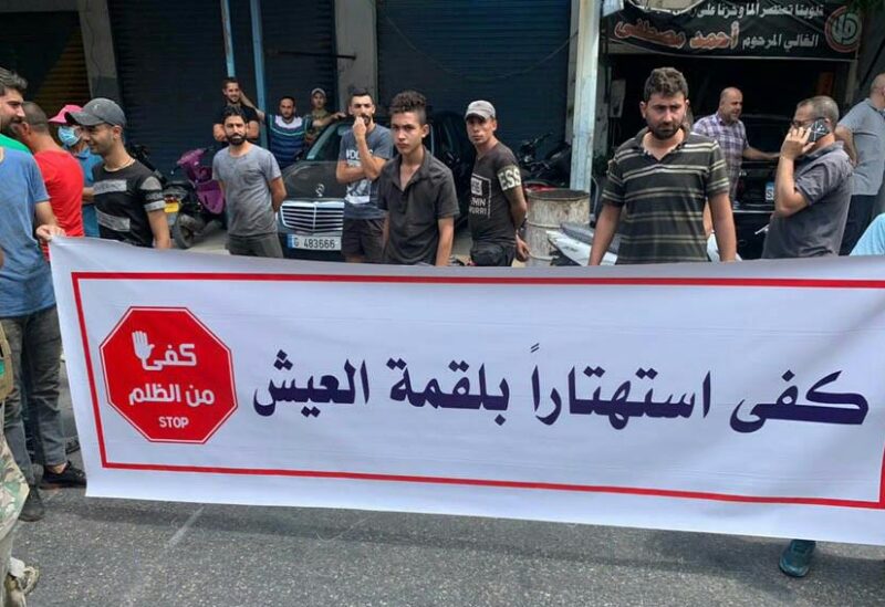 وقفة احتجاجية لأصحاب المحلات في المساكن الشعبية شرق صور