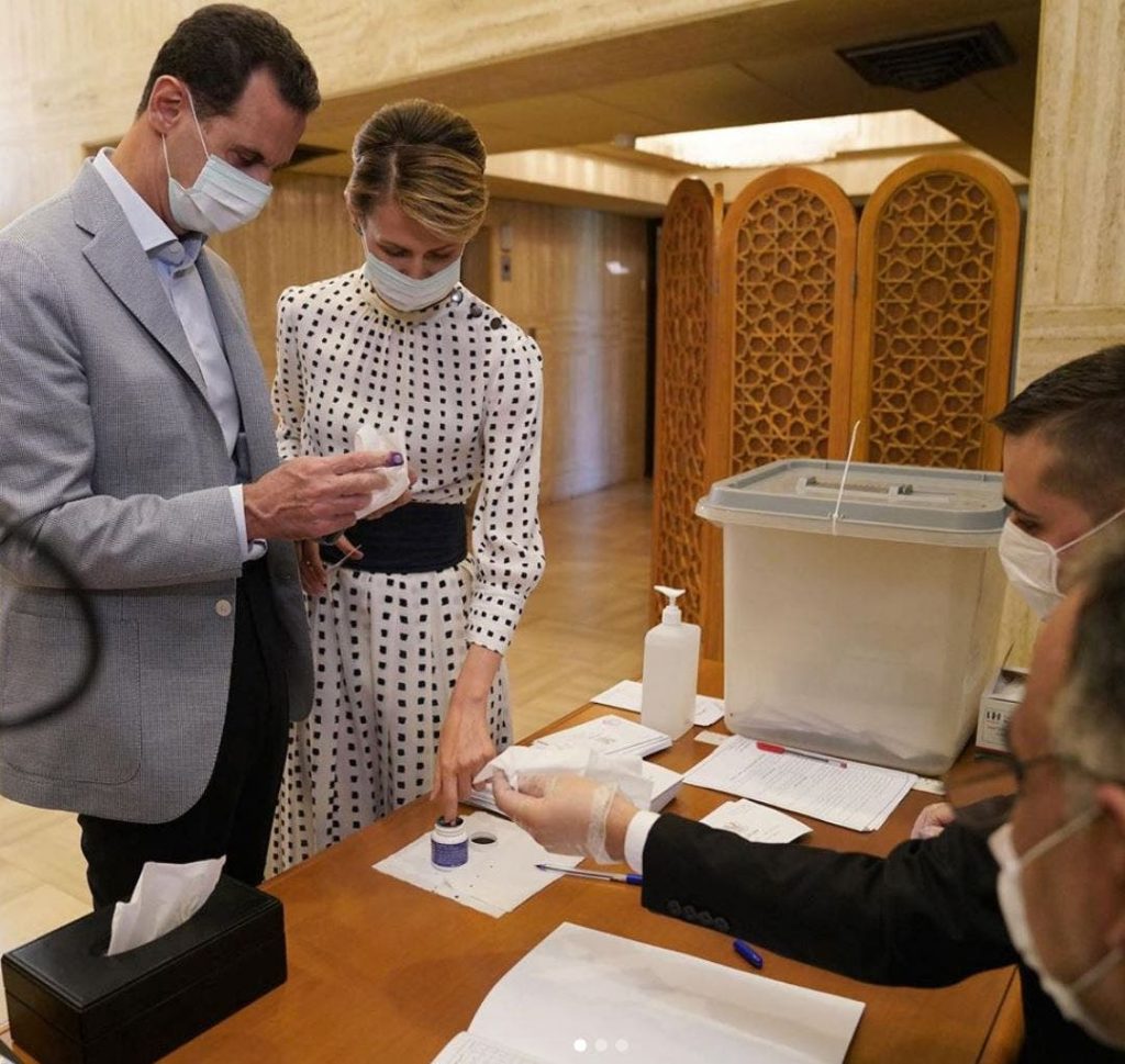 بشار الأسد إلى جانب زوجته أسماء