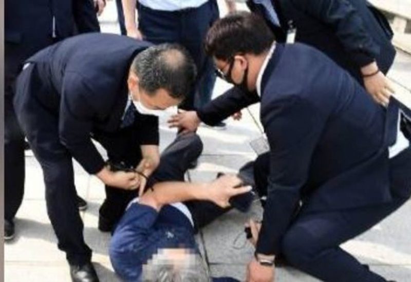 شاب رمى حذائه على رئيس كوريا الجنوبية