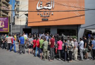 طوابير اللبنانيين تقف للحصول على ربطة الخبز