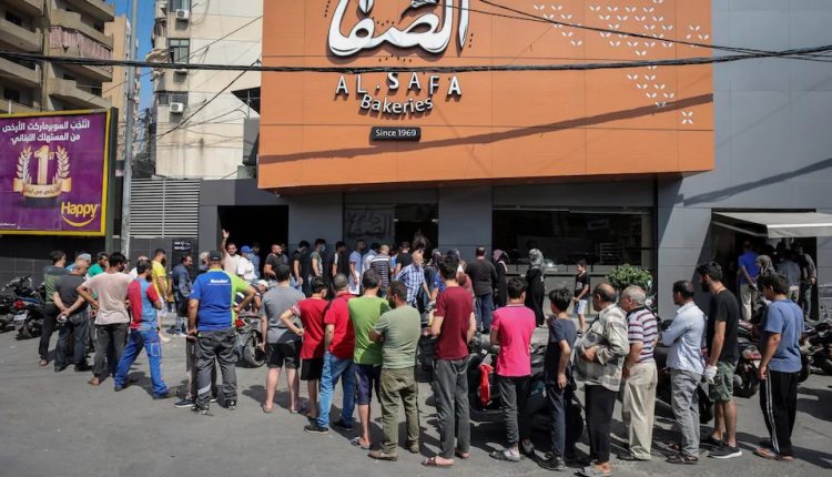 طوابير اللبنانيين تقف للحصول على ربطة الخبز
