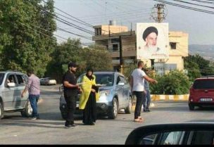 عناصر حزب الله يوزعون الحلوى!