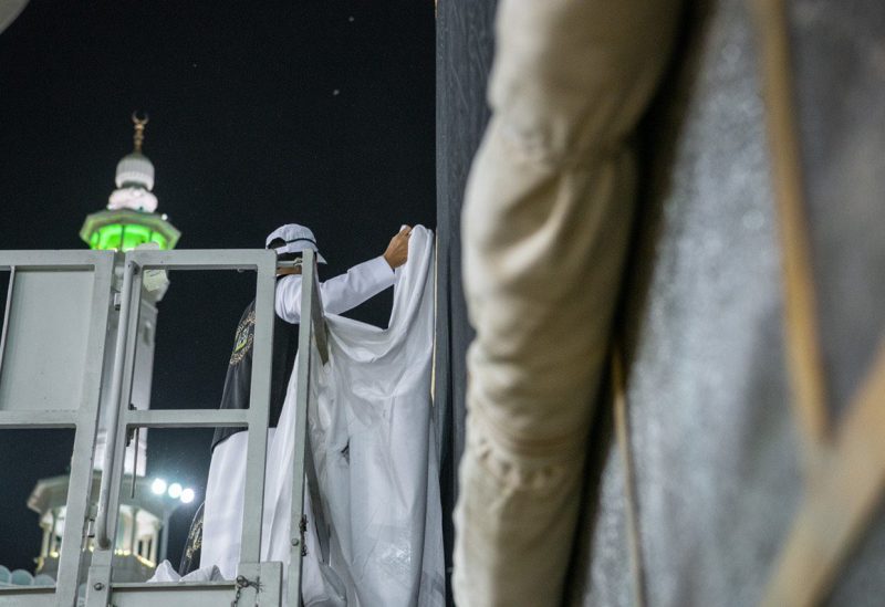 رفع ثوب الكعبة المشرفة