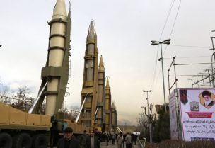 صورة خامنئي إلى جانب صواريخ الحرس الثوري الإيراني