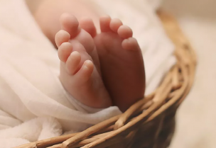 سيدة تلد ولم تكن تعلم أنها حامل (تعبيرية)