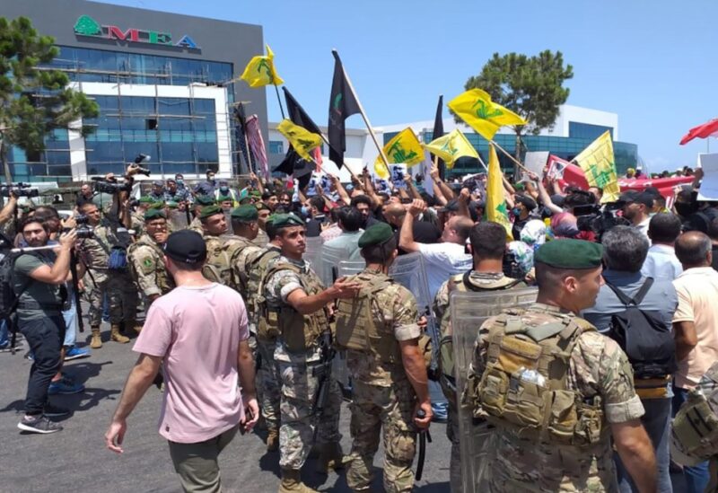 وقفة استعراضية لعناصر حزب الله أثناء وصول ماكنزي