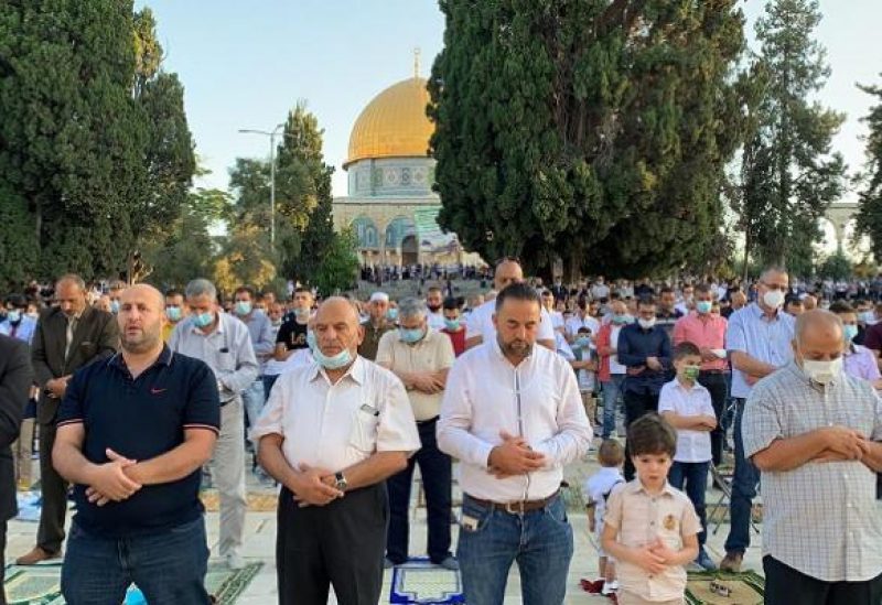 آلاف الفلسطينيين يؤدون صلاة العيد بالمسجد الأقصى