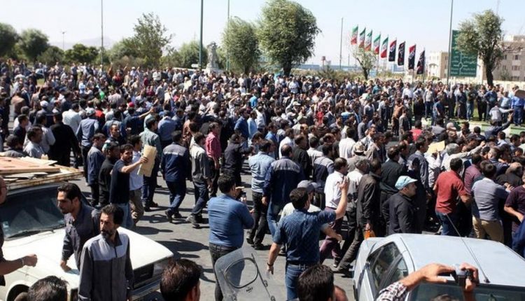 أرشيفية لاحتجاجات العمال في إيران