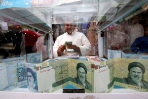 اثار كارثية لحقت بالإيرانيين جراء تدهور قيمة الريال