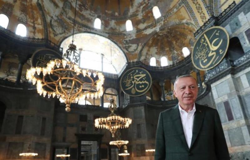 اردوغان يشارك في أول صلاة في مسجد آيا صوفيا