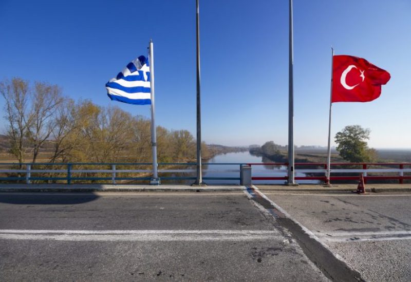اليونان تحتجز مسؤولا في القنصلية التركية