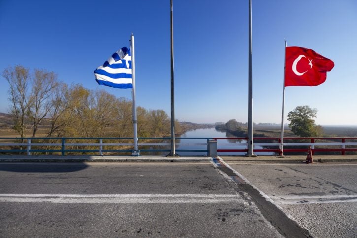 اليونان تحتجز مسؤولا في القنصلية التركية