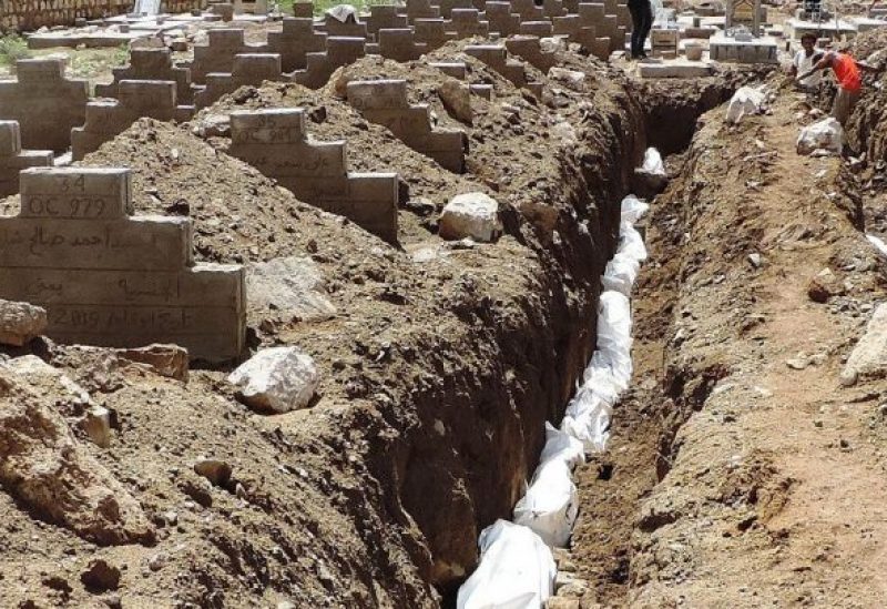 الحوثي يدفن مئات الجثث المجهولة الهوية