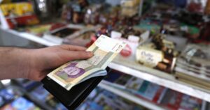 الريال الإيراني وصل لأدنى مستوياته مقابل الدولار