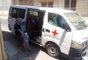 الصليب الأحمر ينقل مخالطين مع مصاب بكورونا إلى المستشفى للفحص