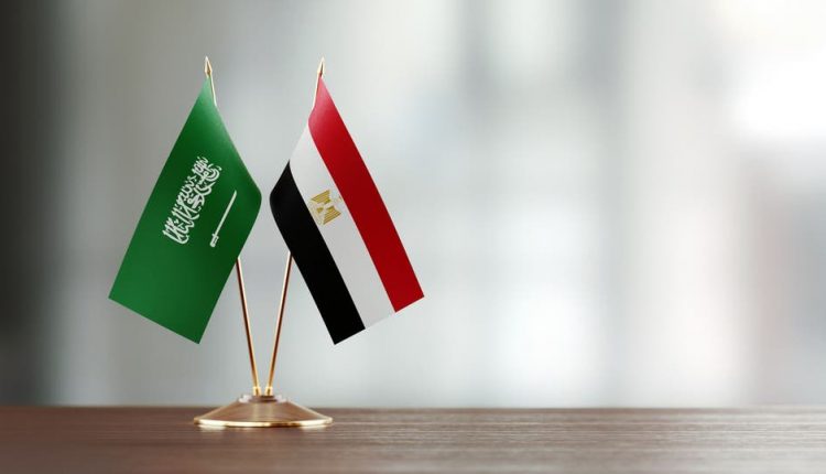 العلم المصري والسعودي