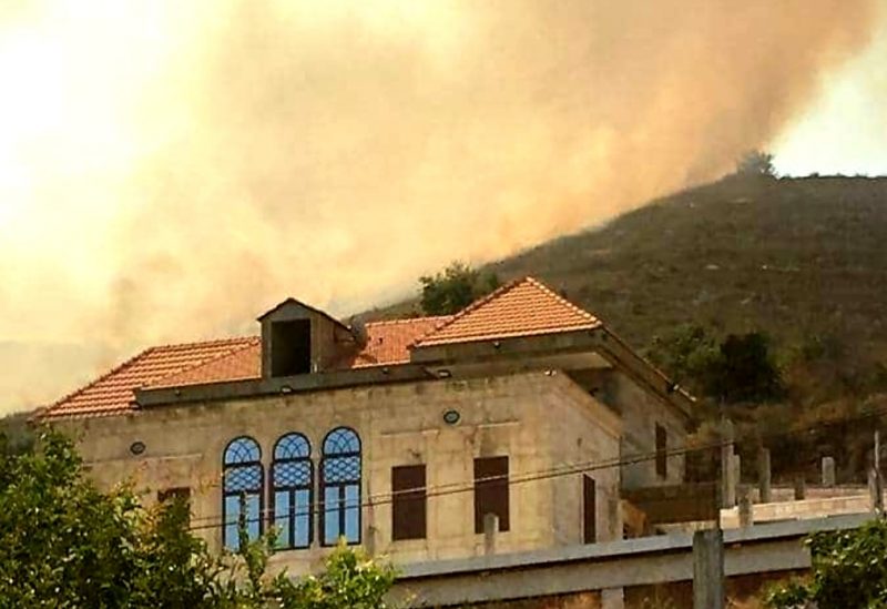 حريق كبير بين بلدتي عيون الغزلان وسفينة القيطع