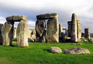 صخور ستونهنج الشهيرة في انجلترا