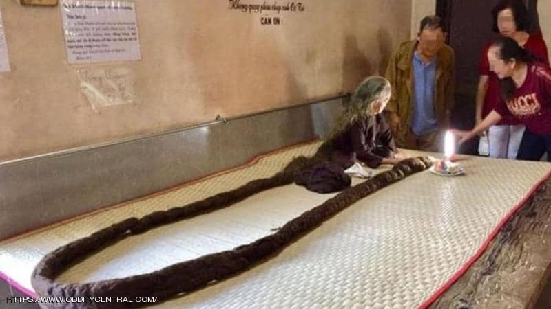عجوز فيتنامية يبلغ طول شعرها أكثر من 6 أمتار