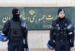 عناصر من الشرطة الإيرانية