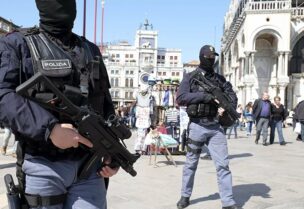 عناصر من الشرطة الإيطالية