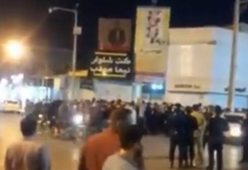 قوات الأمن الإيرانية تطلق الغاز المسيل للدموع