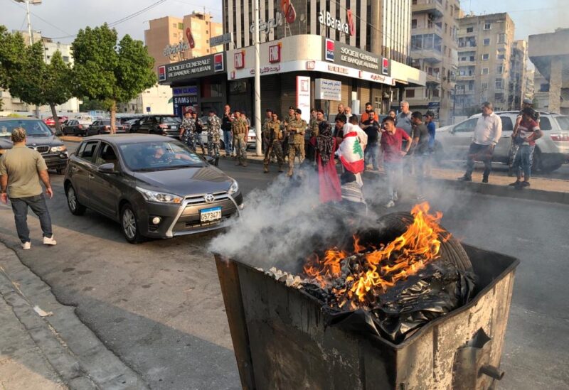 محتجون امام كهرباء صيدا قطعوا الطريق لبعض الوقت