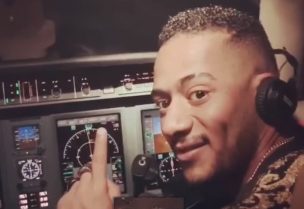 محمد رمضان في قمرة قيادة الطائرة