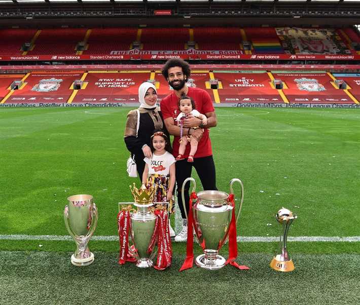 محمد صلاح يحتفل مع زوجته وابنتيه مكة وكيان