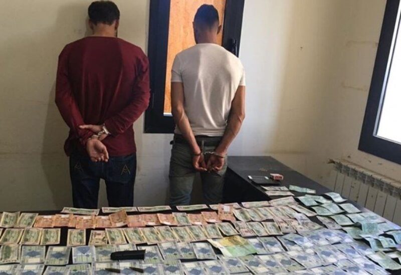 مروجا عملة مزيفة بقبضة قوى الأمن