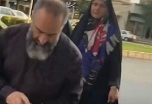 مسؤول إيراني يبصق على فتيات بسبب الحجاب