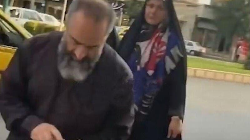 مسؤول إيراني يبصق على فتيات بسبب الحجاب