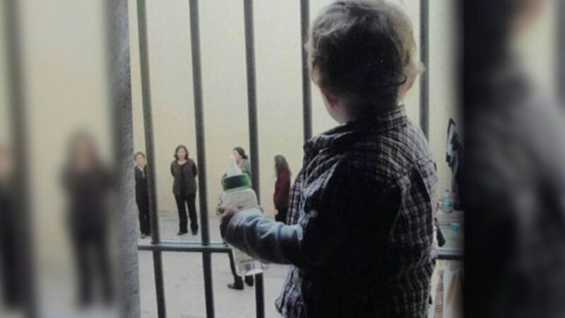 تركيا تحتجز مئات الأطفال مع أمهاتهم في السجون