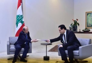 دياب يسلم استقالة الحكومة إلى عون