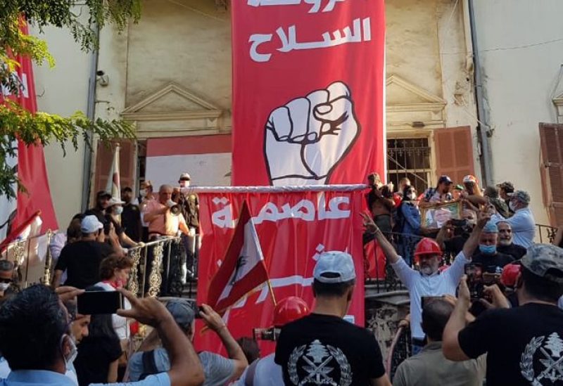 الثوار يقتحمون وزارة الخارجية
