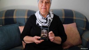 أم منذر ياسين تعثر على صورة ابنها ضمن ضحايا تعذيب قوات النظام