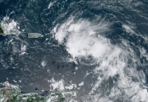 إعصار لورا ينذر بكارثة بالولايات الساحلية الأمريكية