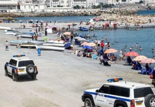 الجزائر تعيد فتح الشواطئ والمقاهي والمساجد