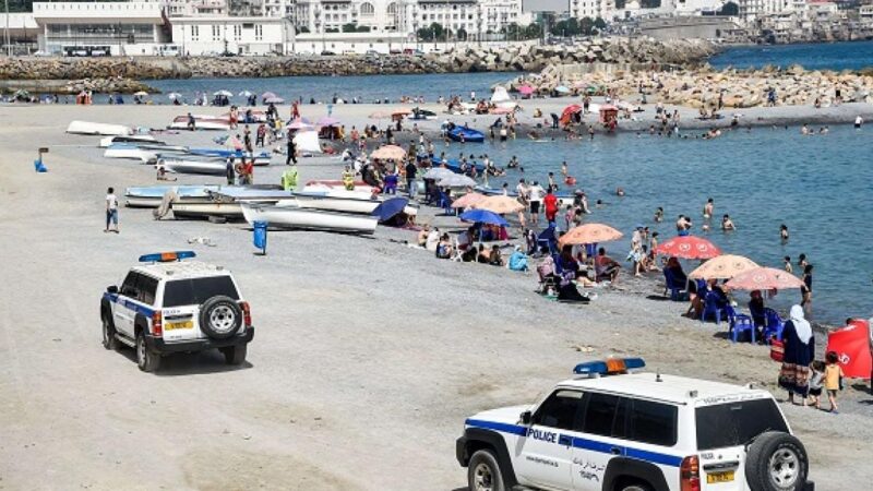 الجزائر تعيد فتح الشواطئ والمقاهي والمساجد