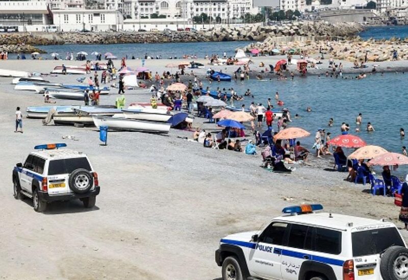 الجزائر تعيد فتح الشواطئ والمقاهي والمساجد