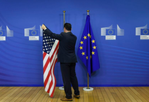علم الاتحاد الأوروبي والعلم الأمريكي
