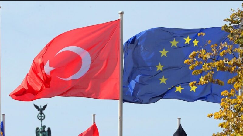 علمي الاتحاد الأوروبي وتركيا