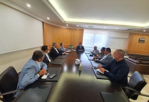 وزير الاشغال العامة والنقل ميشال نجار مع لجنة ادارة مرفأ بيروت
